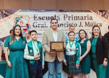 Roberto Lee encabeza ceremonia de graduación como padrino de generación en Matamoros