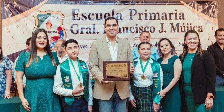 Roberto Lee encabeza ceremonia de graduación como padrino de generación en Matamoros