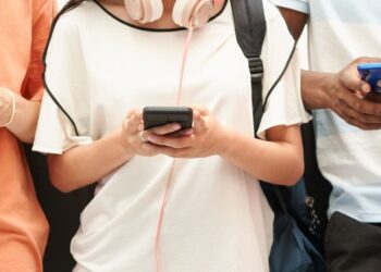 Tamaulipas analizará regulación del uso de celulares en las aulas